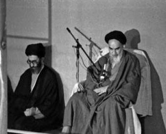 فیلمی از تنفیذ حکم اولین دوره ریاست جمهوری آیت‏ اللّه خامنه‌‏ای از سوی امام خمینی (ره)