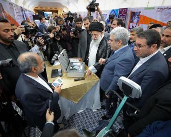 روایتی از بازدید حضرت آیت‌الله خامنه‌ای از نمایشگاه شرکت‌های دانش‌بنیان و فناوری‌های برتر