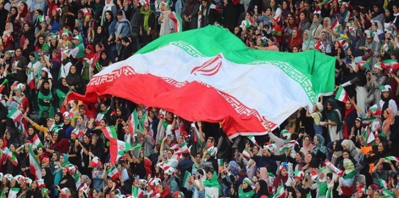 ناکامی فتنه‌گران با حضور بانوان پُرشور در ورزشگاه آزادی و قدردانی ملی‌پوشان ایرانی