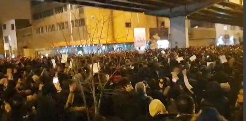 تجمع دانشجوی که به شعارهای تند و پاره کردن عکس حاج قاسم کشید +تصاویر                                    
