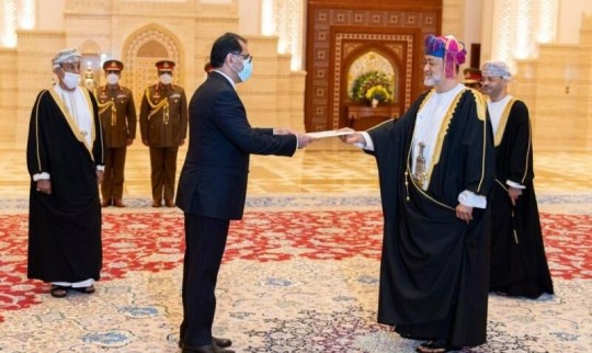 علی نجفی استوارنامه خود را به پادشاه عمان تقدیم کرد +عکس