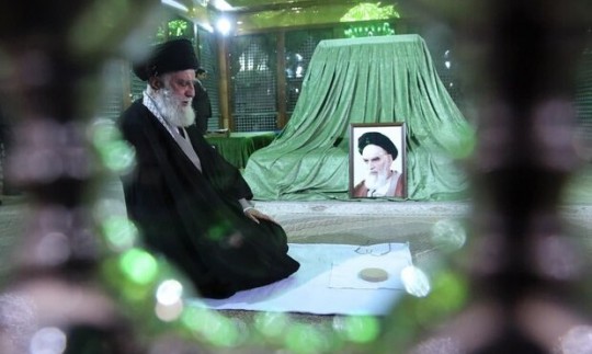 رهبر انقلاب در مرقد امام خمینی(ره) و گلزار شهدا حضور یافتند
