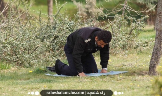نماز اول وقت سرهنگ نیروی انتظامی در روز 13 بدر+ تصاویر