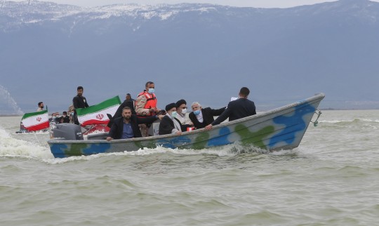 قایق سواری رئیس‌جمهور در جزیره آشوراده +فیلم و تصاویر