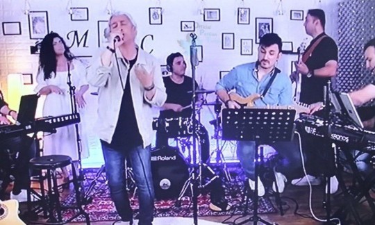 حضور جنجالی خواننده مشهور ایرانی در شبکه من‌ و تو 