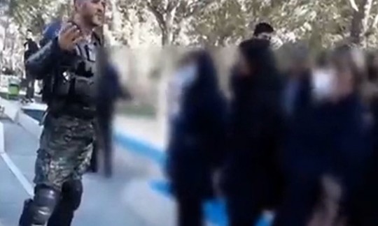 برخورد زیبای پلیس ضد شورش با دختران دانش آموز