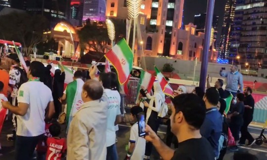 اجتماع ایرانیان در جنب هتل محل اقامت تیم ملی فوتبال +فیلم