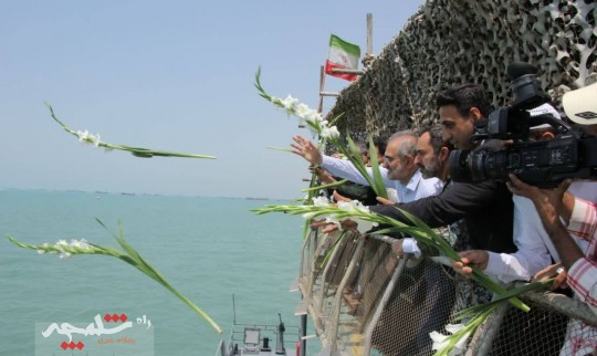  گلباران محل شهادت مسافران هواپیمای ایرباس با حضور سیدمحمد حسینی در خلیج فارس