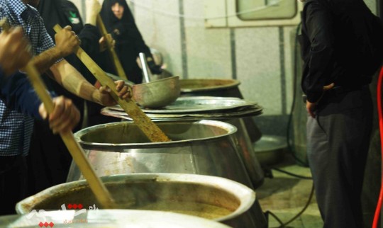 پخت آش نذری  به مناسبت 28 صفر در محله دروازه شمیران تهران +تصاویر