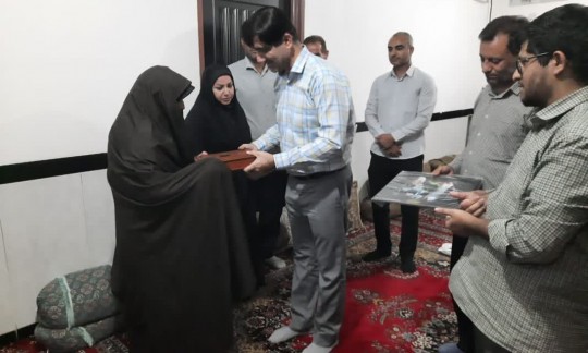 غبارروبی قبور مطهر شهدا و دیدار با خانوادههای شهدای روستای احشام قائدها +تصاویر