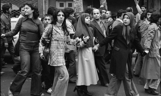 دستور صریح از آمریکا و لندن برای حجاب‌زدایی