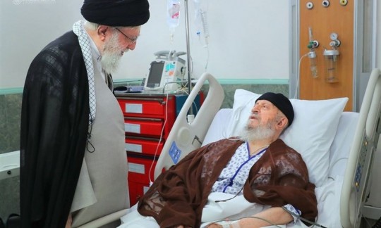 عیادت رهبر انقلاب از آیت‌الله مکارم شیرازی