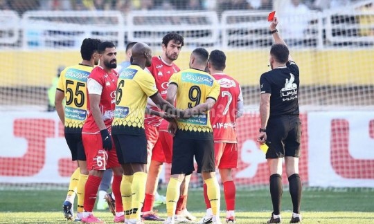 شکست پرسپولیس 10 نفره در اصفهان 