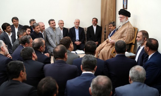 به میان مردم بروید، سخنان‌شان را بشنوید و توضیح لازم را نیز بدهید